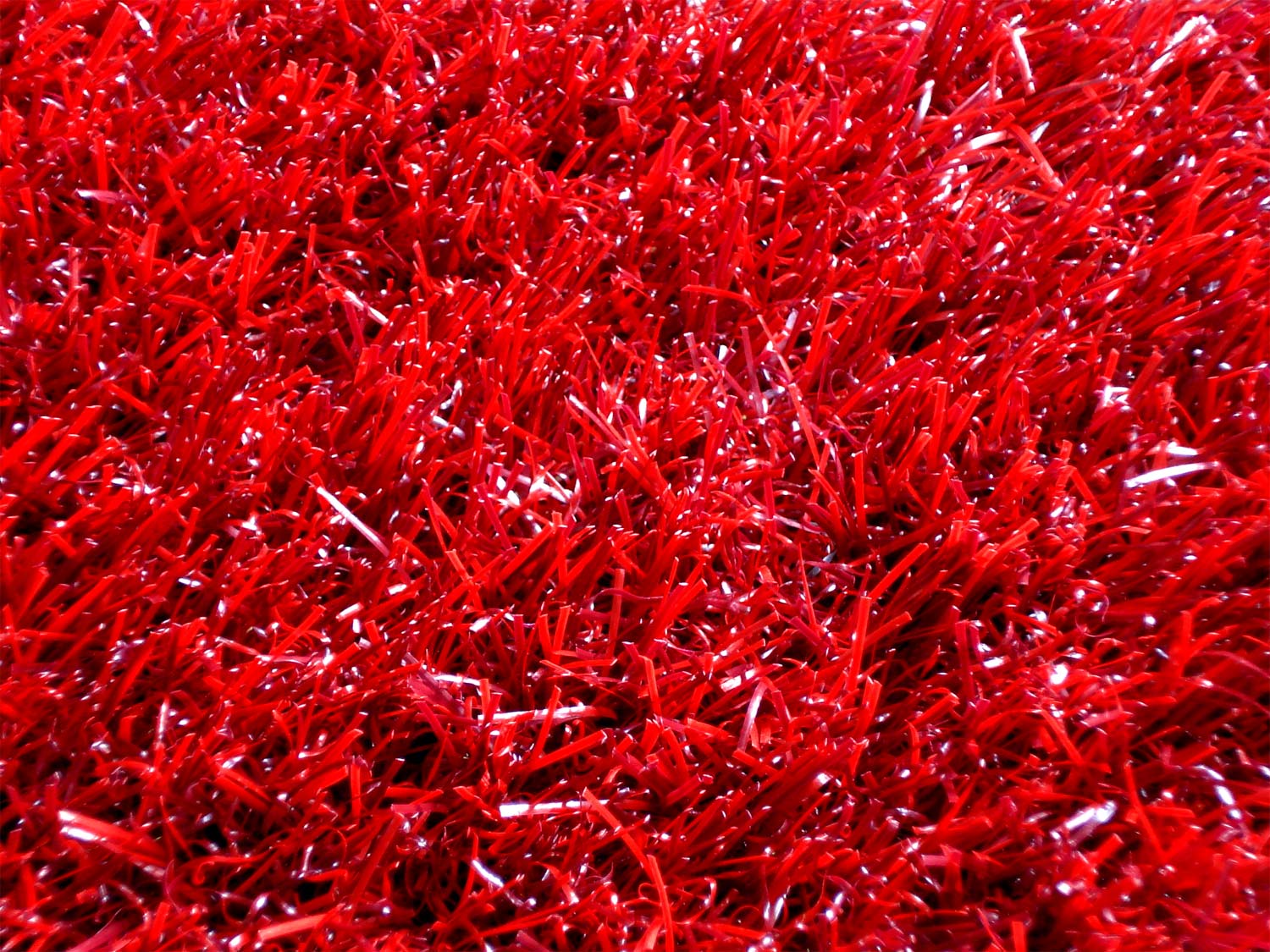 gazon synthetique rouge brillant ignifugé